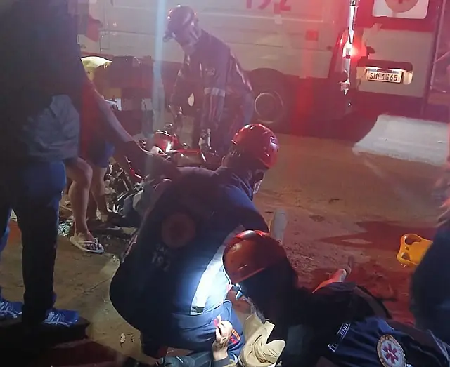 Mulher é socorrida após sofrer queda e ficar com perna presa sob moto em Aquidauana
