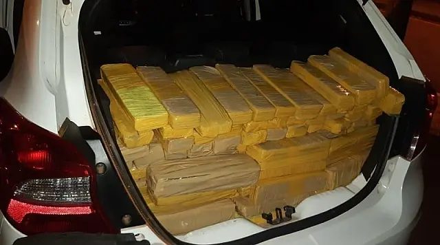 Homem de 29 anos foge e é pego por PRF com quase 300kg de maconha em Ford