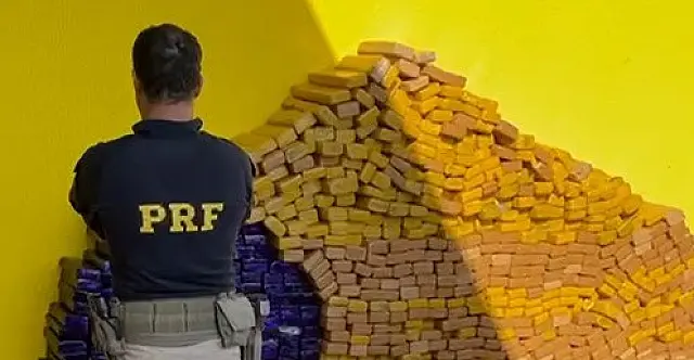 PRF apreende 800 kg de maconha e recupera caminhonete em Coxim