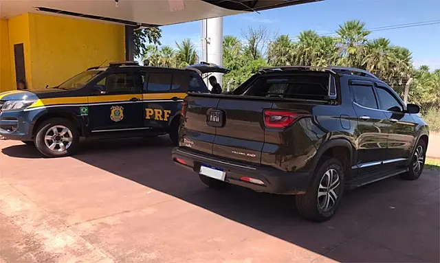 Casal é preso com caminhonete roubada em SP e porções de maconha e cocaína