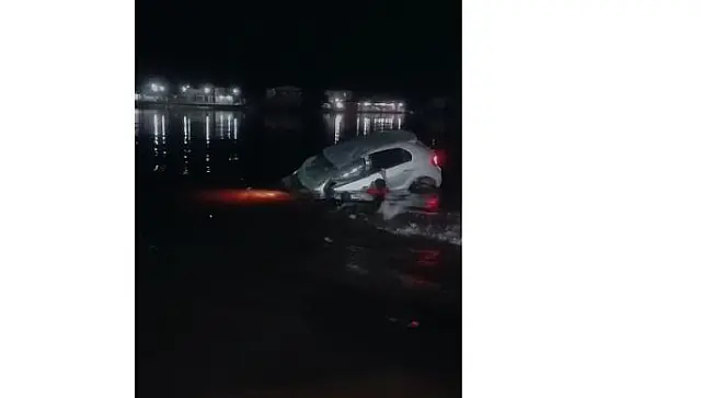 Bombeiros tiram corpo de homem que caiu com carro no rio Paraguai