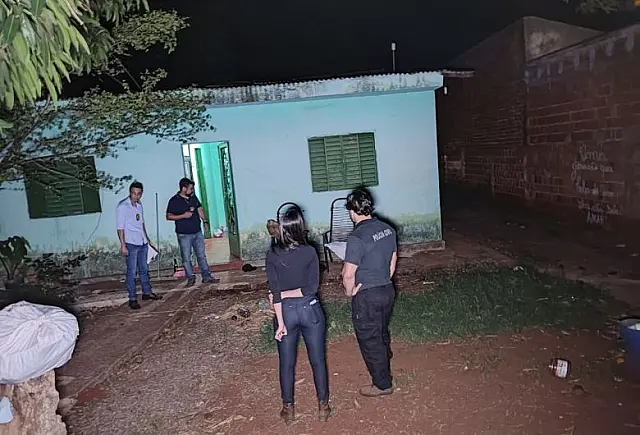 Adolescente é morto a tiros em frente de casa