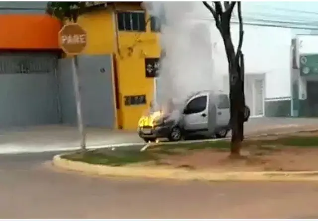 Incêndio destrói Fiat Doblò em Ribas do Rio Pardo
