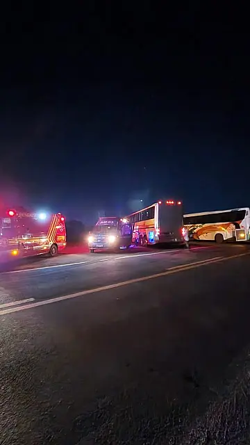 Passageiros ficam feridos em acidente envolvendo dois ônibus na BR-262