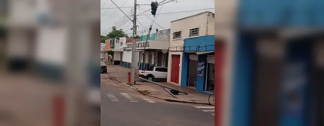 Semáforo recém trocado é destruído no centro de Aquidauana