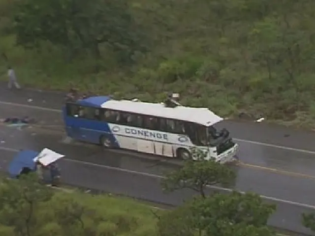 Batida entre ônibus e carreta deixa 15 mortos