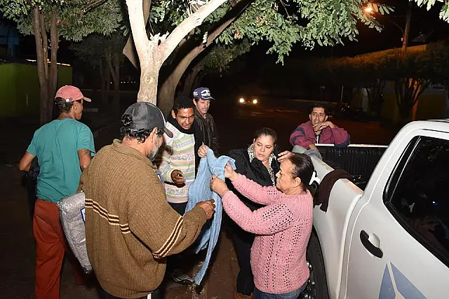 Por conta do frio, moradores de rua são atendidos com cobertores e agasalhos