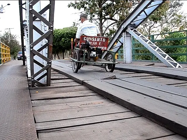 Ponte Velha passa a fazer jus ao nome e vira desafio para quem passa a pé ou de moto