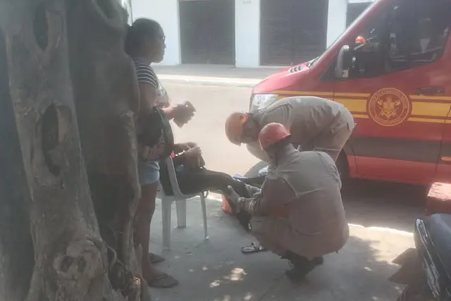 Colisão entre carreta e moto é destaque no plantão dos Bombeiros