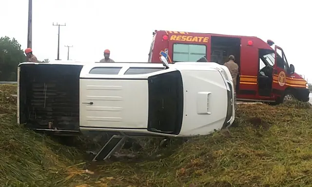 Condutora perde controle da direção e tomba veículo na BR-262