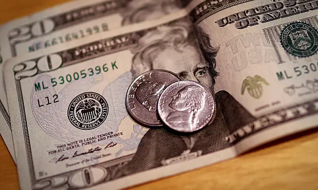 Dólar abre semana em queda e fecha o dia vendido a R$ 4,92