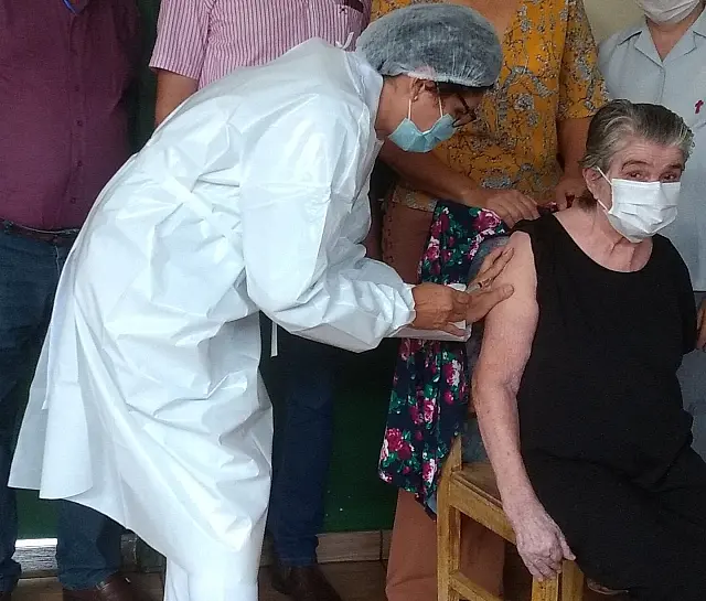 Idosa de 74 anos é a primeira pessoa a ser vacinada em Caarapó