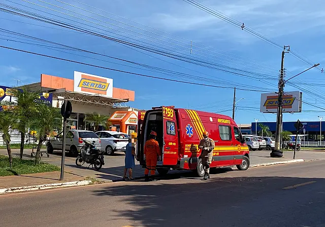 Bombeiros atendem acidente entre carro e moto no bairro Cidade Nova