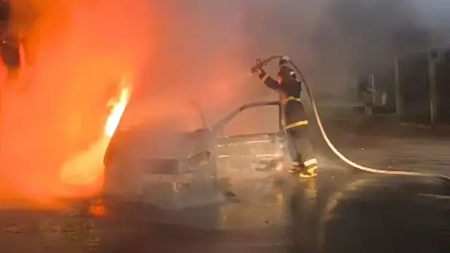 Carro é destruído por incêndio durante a madrugada em Corumbá