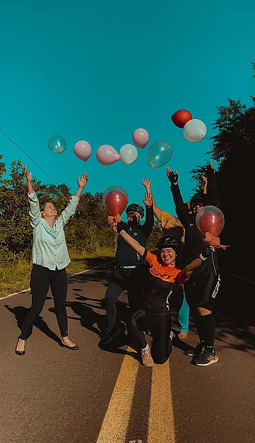 Amigas realizam surpresa de aniversário na Estrada Parque de Aquidauana
