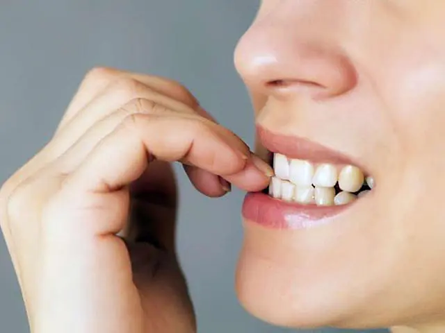 Inimigo da saúde bucal: roer unha pode entortar os dentes
