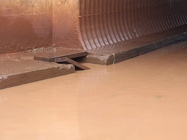 Bueiros entopem e pedestres levam ‘banho’ forçado ao passar por túnel inundado