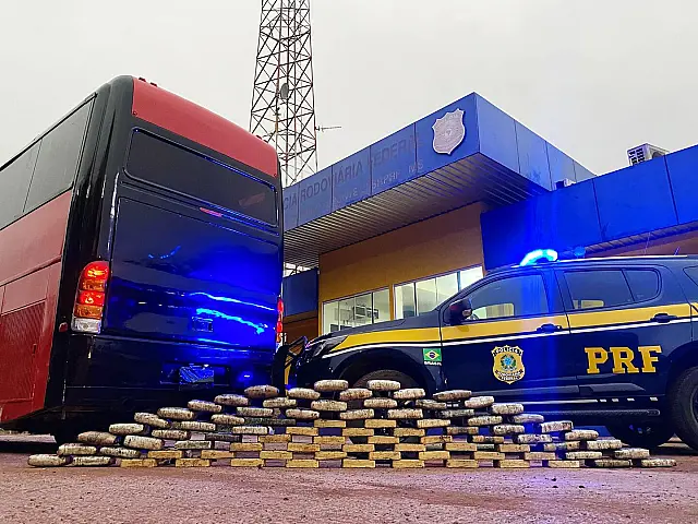 PRF apreende 88,7 kg de entorpecentes em ônibus na BR-262