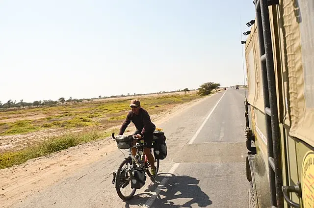 No deserto peruano, aquidauanenses encontram ciclista solitário