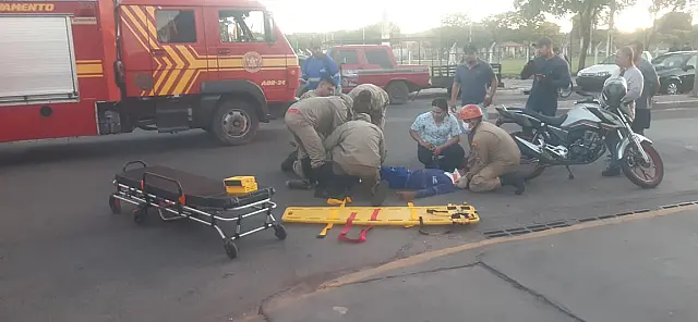 Motociclista tem fratura no tornozelo após ser atingido por carro em Corumbá
