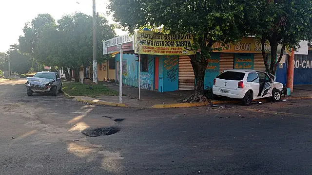 Veículos colidem de frente e um para em calçada, em Anastácio