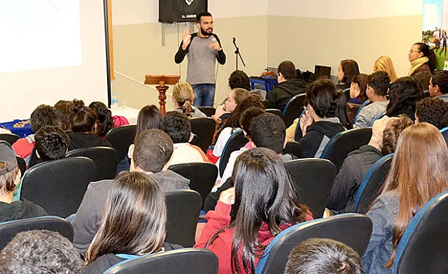 Cientista aquidauanense volta à escola que estudou e dá palestra para estudantes