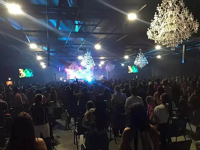 Decreto libera 50% de público em festas e eventos
