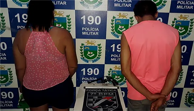 Após denúncia, casal de motociclistas é preso com arma de fogo