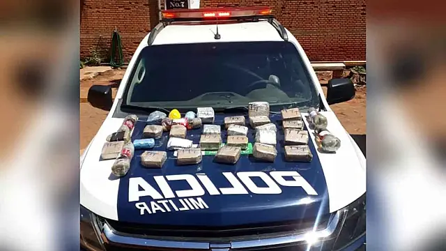 PM flagra dois tentando arremessar whisky e drogas em presídio