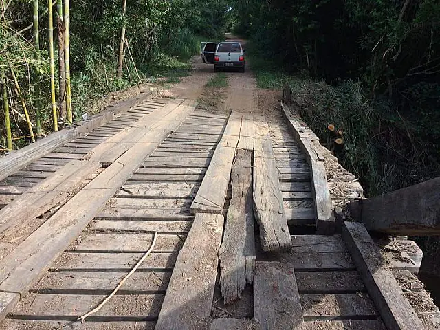 Moradores do Pesqueiro do Noé sofrem com estradas intransitáveis e ponte caindo
