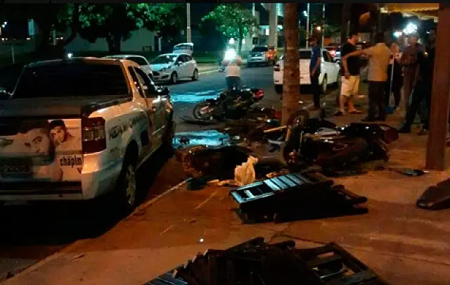Condutor perde controle do veículo e 'atropela' cinco motocicletas