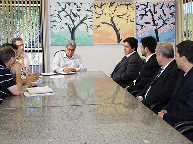 André assina termo de acordo para instalação de montadora de helicópteros
