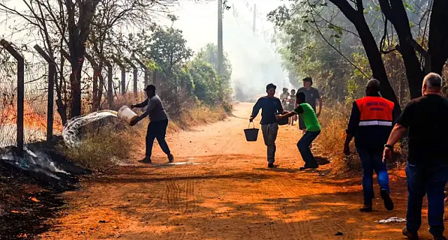 Bombeiros controlam incêndio que ameaçava casas na Aldeia Água Bonita