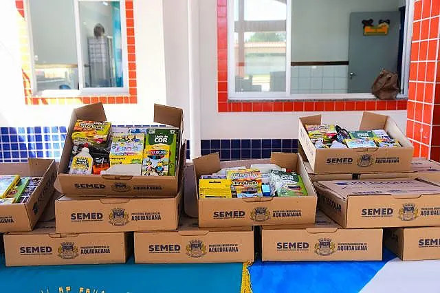 Alunos das aldeias, distritos e escolas pantaneiras começam a receber kits escolares