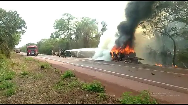 Carreta pega fogo e deixa motorista ferido em Corumbá