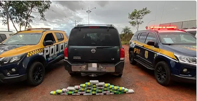 Bolivianos são presos com quase 40kg de cocaína em guincho