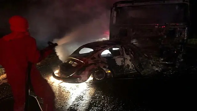Fusca bate de frente com carreta e mata motorista de 59 anos na BR-267