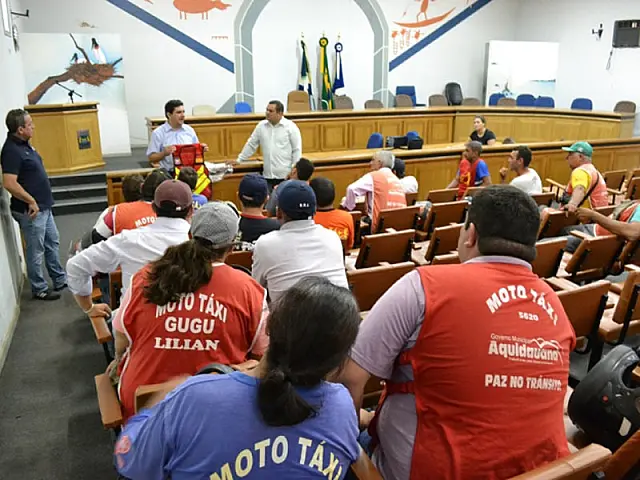 Meireles se reúne com mototaxistas e garante apoio