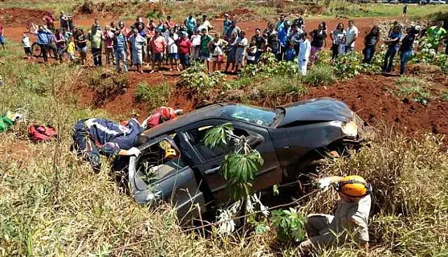 Mulher fica ferida após perder controle da direção, sair da pista e cair em ribanceira