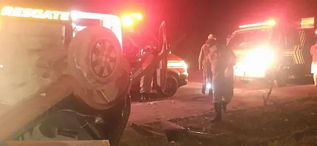 Rapaz morre e adolescente de 17 anos fica ferida após carro capotar próximo ao Portal de Corumbá