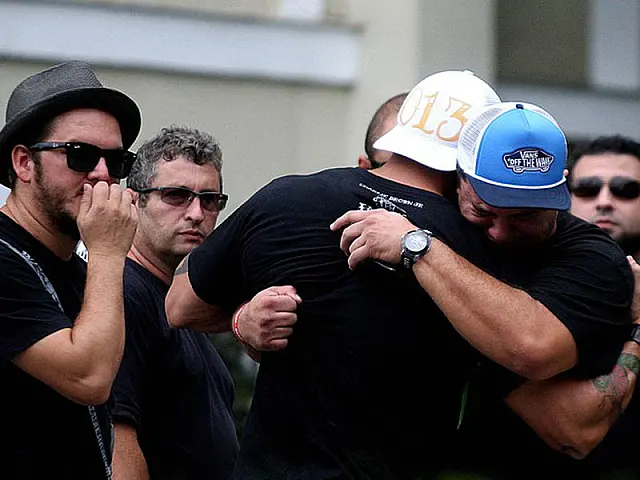 Chorão é enterrado sob aplausos em cemitério de Santos