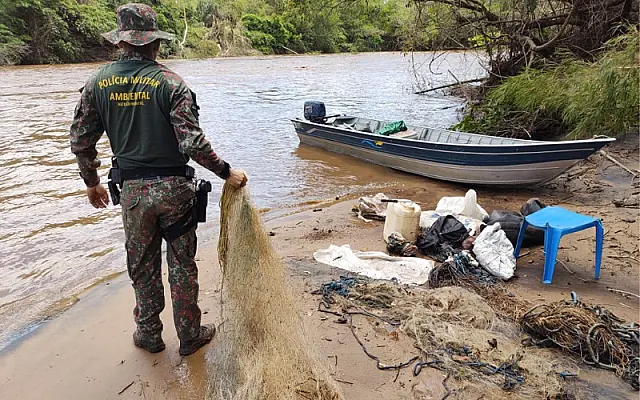 PMA desmonta acampamento ilegal e 15 pescadores fogem
