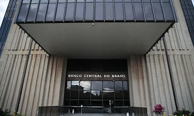 Mercado financeiro eleva previsão da inflação de 4,84% para 4,89%