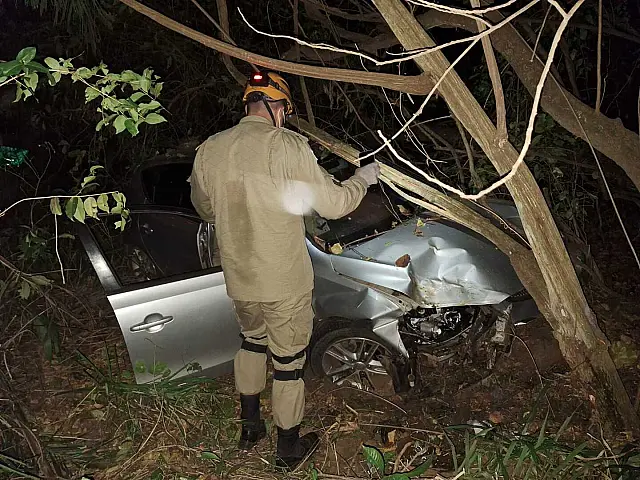 Carro sai da BR-262 e para em ribanceira após motorista embriagado sair da pista
