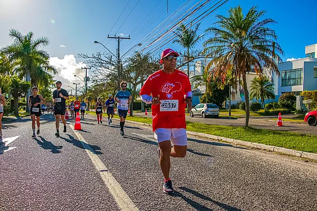 Seis anos após transplante, professor Carlão participa da Meia Maratona de Jurerê em SC