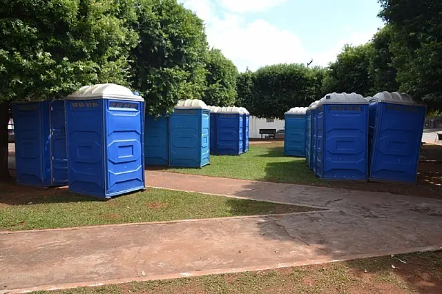 Após Festa da Farinha, banheiros químicos poluem praça e se tornam problema