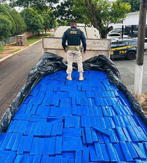 PRF apreende 3,5 toneladas de maconha escondida em caminhão na BR-163