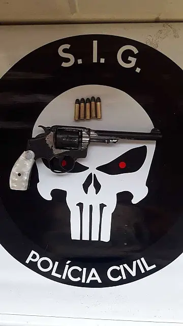 Após ameaçar parceira, homem é preso com arma de fogo