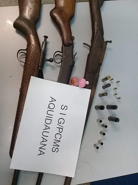 Investigação policial resulta em prisão e apreensão de arsenal de armas