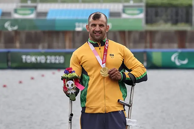 Fernando Rufino conquista medalha de ouro na canoagem